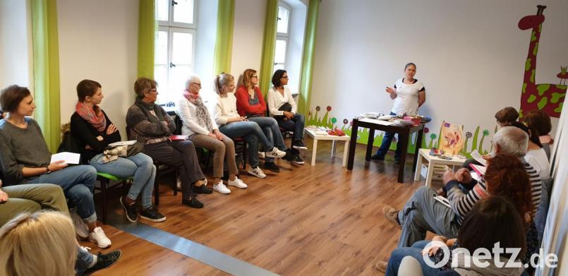 „Plastik sparen im Alltag ist gar nicht so schwer“, ermutigt Silvia Gottinger (stehend) die Kursteilnehmer. Bild: jzk