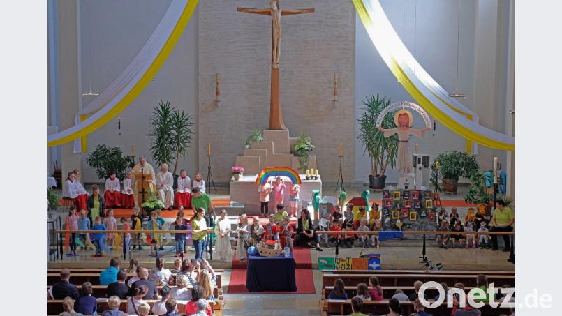 Im festlichen Jubiläumsgottesdienst spielten die Kinder in eindrucksvoller Weise die biblische Geschichte von Noahs Arche und der Rettung vor der Sintflut nach. Bild: twi