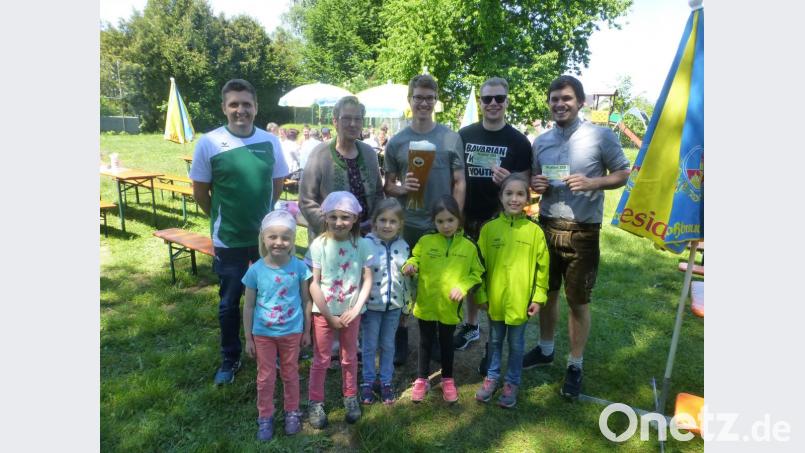 Simon Weiß und Lisa Schupfner gewinnen Gutscheine für das Waldfest der DJK und Manuel Götz einen riesigen Stiefel Weißbier. Bild: ser