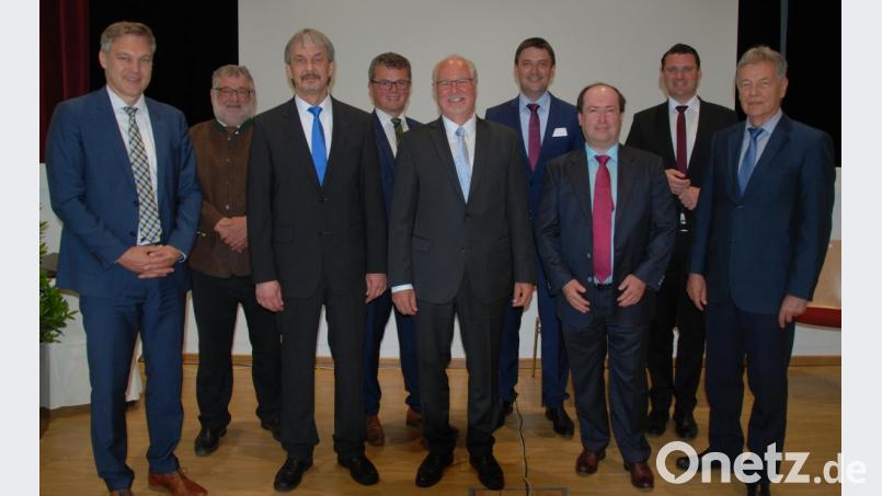 Präsident Wolfgang Bauer (vorne, von links) begrüßte den neuen Amtsleiter Wilfried Knaut und verabschiedete Engelbert Zollner in den Ruhestand. Die Grußworte sprachen (hinten, von links) die Standort-Bürgermeister Armin Schärtl und Martin Birner, Personalratsvorsitzender Andreas Ringlstetter und Landrat Thomas Ebeling. MdL Joachim Hanisch (vorne, von rechts) und Amtsleiter-Vertreter Günter Hansowitz gratulierten. Bild: Portner