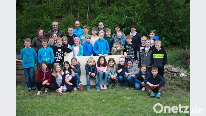 Die beteiligten Schüler der Mittelschule und der Grundschule Rottendorf stellten sich mit Bürgermeister Josef Deichl und den beiden Schulleitern Klaus Ruetz und Heidi Neidl zum Erinnerungsfoto. Bild: ral