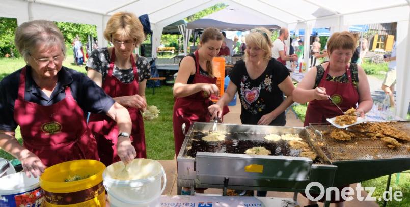 Die gold-brauen Hollerkücheln sind wieder der Renner beim Hollerküchlfest. Die Frauen mit Hannelore Geisler (links) spielten wieder ihre ganze Routine aus und durften viel Lob von den Kunden erfahren. Bild: le