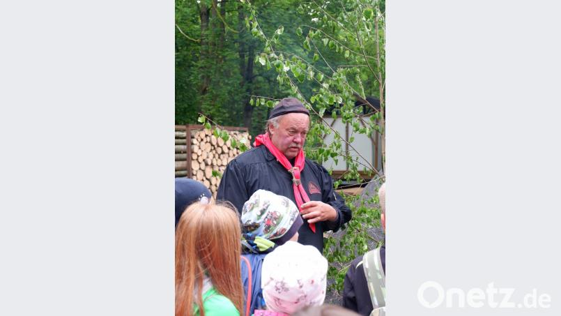 Klaus Scheibl erklärt den Ebermannsdorfer Schulkindern die Arbeit der Köhler Bild: Ulrike Erlbacher