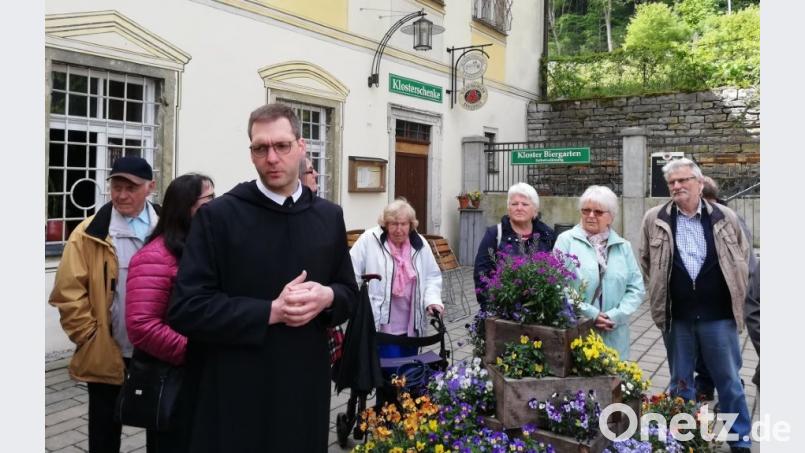 Frater Patrick (vorne) erläutert den Ausflüglern das Kirchengebäude sowie die wechselvolle Geschichte des Benediktinerklosters in Plankstetten. Bild: br
