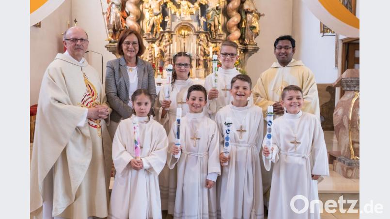 Die Kommunionkinder (von links) Jasmin Vogt, Milena Schmal, Luis Haberl, Simon Hummer, Andreas Brandstätter und Lukas Ruhland, zusammen mit Pfarrer Herbert Rösl (links), Klassenleiterin Rosemarie Schauer und Kaplan William Akkala (rechts). Bild: tkr