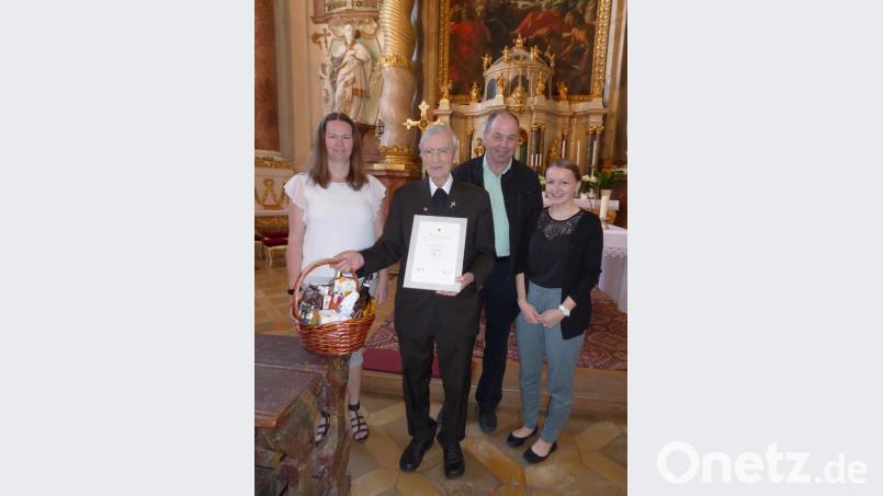 Für 50 Jahre Mitgliedschaft im Kolpingwerk gratulieren Mitglieder der Kolpingsfamilie Schmidmühlen Bischöflich Geistlichem Rat Georg Braun. Bild: Inka Kiefmann