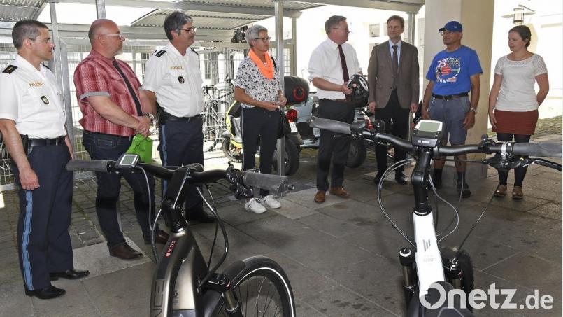 Die Aktionswoche „Amberg fährt Rad! Fahr mit!“ steht für mehr Fahrrad-Freundlichkeit und animiert durch mehrere Touren zum Mitradeln. Am Montag fiel am Hallplatz der Startschuss. Bild: Petra Hartl