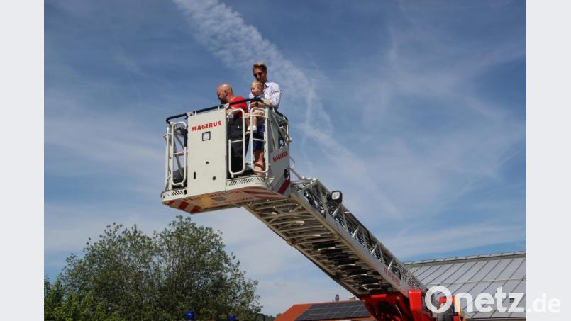 Die Feuerwehr Pfreimd hatte ihre Drehleiter für die Kinder im Einsatz, die Spielvereinigung spielt Kasperltheater, Kinder werden geschminkt, es gibt eine Fußball-Zielscheibe, einen Grillstand und die Kolpingsfamilie organisiert den Kuchenverkauf. Bild: hir