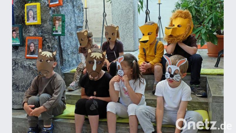 Die Darsteller beim Spiel "Arche Noah" im Jubiläumsgottesdienst glänzen mit ihren Masken. Bild: twi