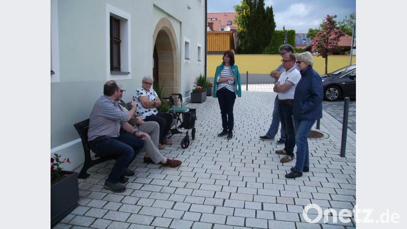 Barbara Zankl (Dritte von links) kennt in ihrer Heimatstadt beinahe jeden Stein: So lernen die Stadtratsmitglieder in einer Freiluft-Geschichtsstunde viel Neues aus Pressaths 1200-jähriger Historie. Bild: bjp
