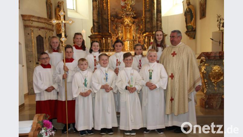 Im Festgottesdienstes empfingen sieben Mädchen und Buben der Expositur Pullenried aus den Händen von Stadtpfarrer Alfons Kaufmann (rechts) das Sakrament der heiligen Kommunion. Bild: frd