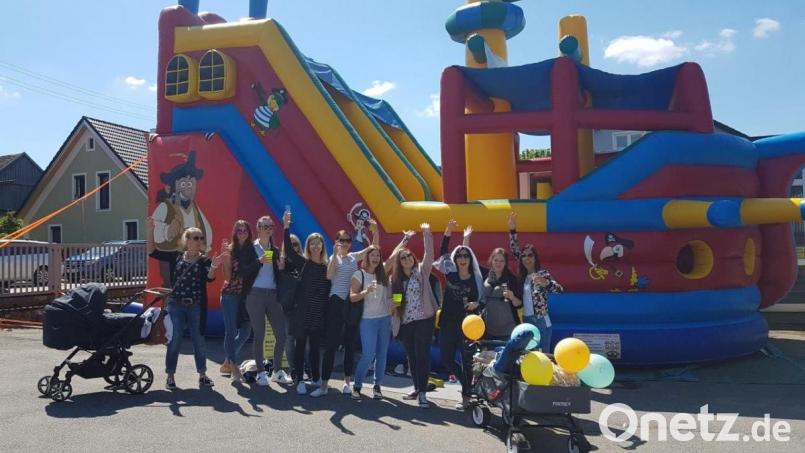 Eine Gruppe junger Frauen legte beim Feiern ihres Junggesellinnenabschieds einen Halt beim Feuerwehrfest in Eslarn ein. Bild: gz