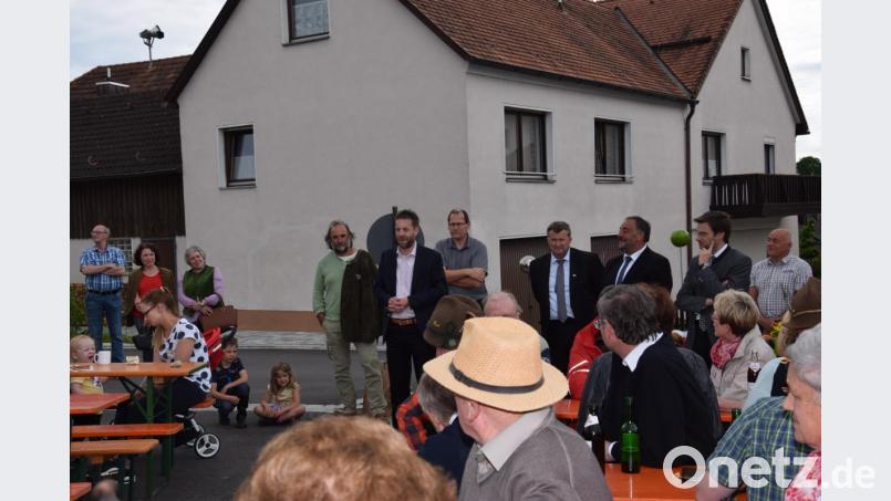 Vladimir Lobkowitz (stehend, Sechster von rechts) freut sich über die Einladung und darüber, dass die Erinnerungen an die Verbindungen mit dem Haus Lobkowitz lebendig bleiben. Bild: fla