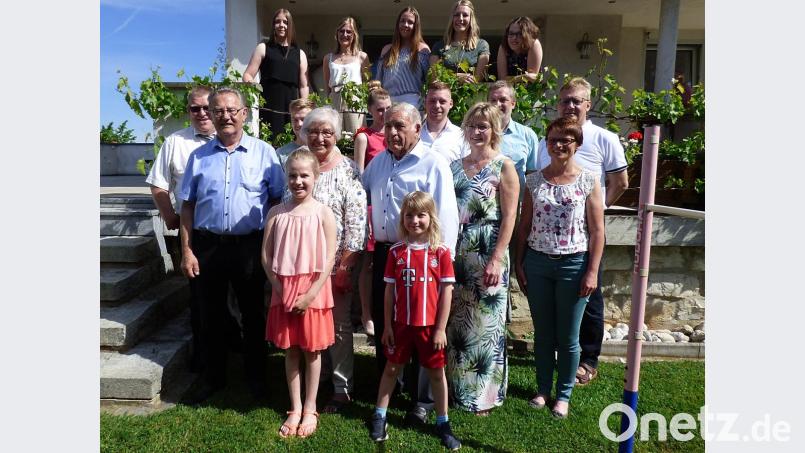 Die Jubilarin Gertraud Dimler und ihr Ehemann Helmut Dimler mit ihren Kindern und Enkelkindern sowie den Gratulanten der Stadt, des Pfarrgemeinderats und des Gartenbauvereins auf der Terrasse. Bild: sck