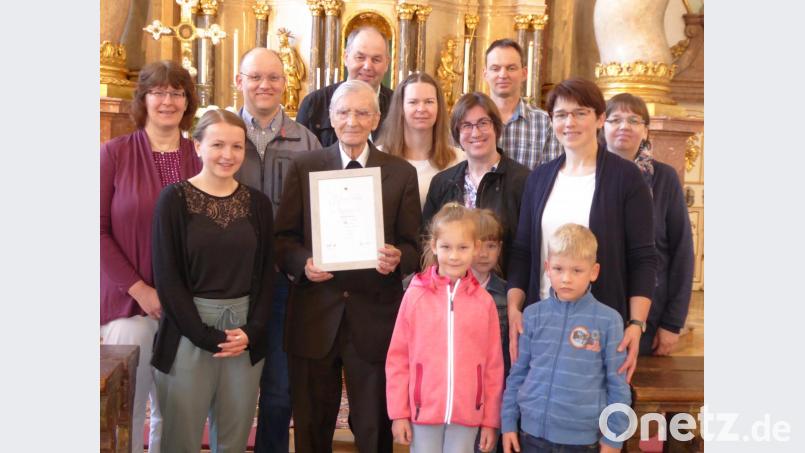 Für 50 Jahre Mitgliedschaft im Kolpingwerk gratulieren Mitglieder der Kolpingsfamilie Schmidmühlen Bischöflich Geistlichem Rat Georg Braun. Bild: Inka Kiefmann