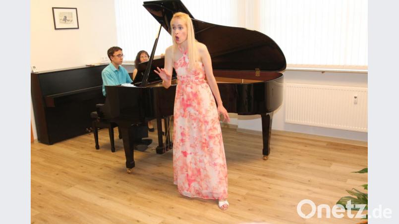 Laura Demjan, begleitet von Susanne und Florian Schieder am Flügel, begeistert mit altitalienischen Arien. Bild: pi