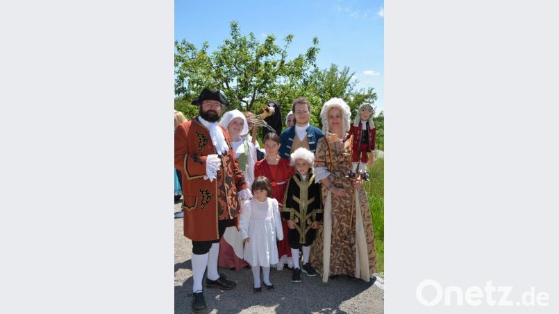 Die prachtvollen Gewänder der Mitglieder des Festspielvereins Oberviechtach &quot;Doktor Eisenbarth&quot; ließen die Besucher staunen. Bild: eya
