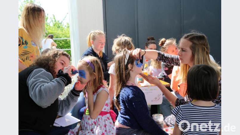 Die Schminkdamen von St. Michael hatten beim Pfarrfest alle Hände voll zu tun, denn die Kinder waren ganz begeistert von den Ergebnissen. Bild: ads
