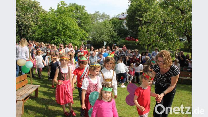 Viel Applaus bekamen die Kinder der Kindertagesstätte Christkönig schon beim Einzug auf der Außenanlage der Einrichtung, wo sie den Maibaum austanzten. Bild: ads