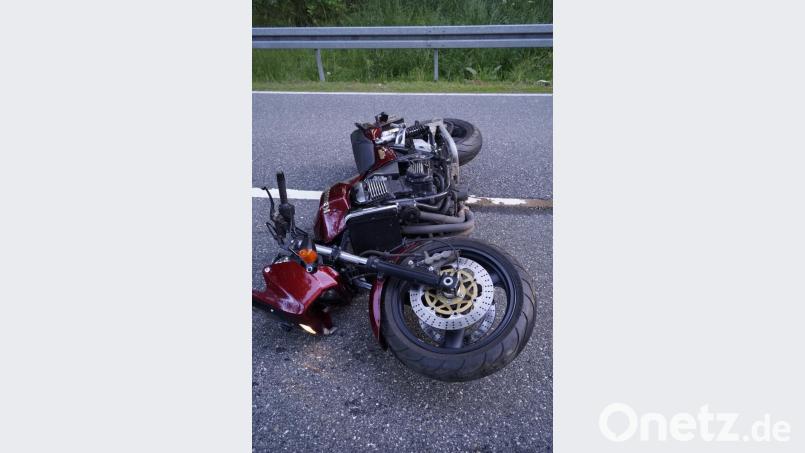 An der verunglückten Kawasaki brennt nach dem Unfall sogar noch das Licht. Bild: arw