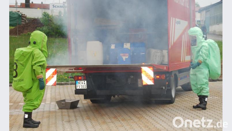 Den Aufbau, die Schutzfunktionen und die Einsatzgrundsätze lernen die Aktiven der Werksfeuerwehr Pilkington Weiherhammer und der Stützpunktwehr der Stadt Vohenstrauß. Bild: bäh
