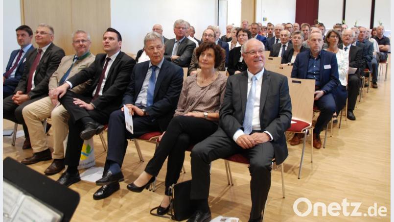 Der bisherige Amtsleiter Engelbert Zollner (rechts mit Gattin Angelika) freut sich über die ehrenden Worte zu seiner Verabschiedung. Bild: Portner