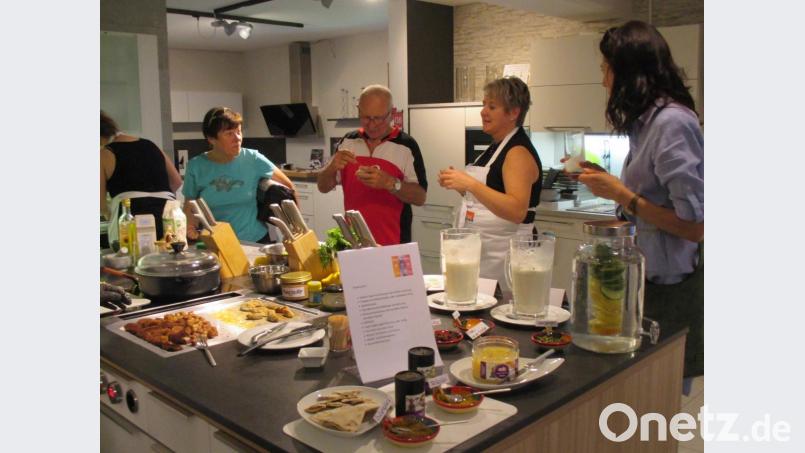 Im Möbelhaus Kellner bereitete die ayurvedische Gesundheitsberaterin Elke Däubner leckere und wohlbekömmliche Häppchen zu.(2.v.re.) Bild: soj