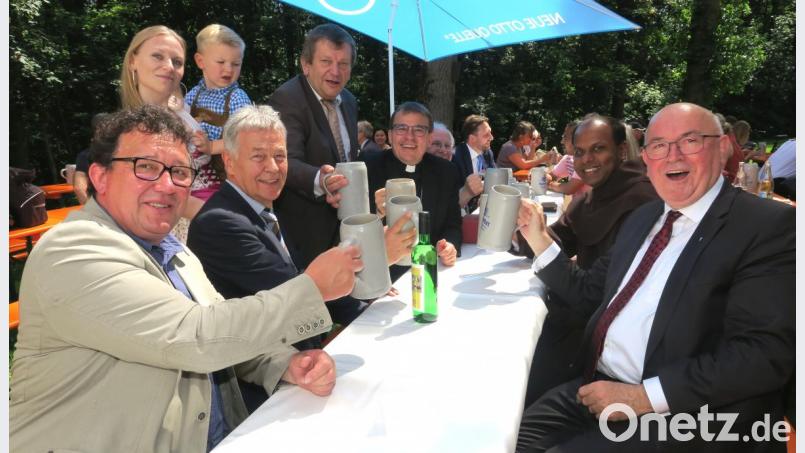 Pfarrgemeinderatssprecher Stephan Flierl, stellvertretender Landrat Joachim Hanisch, Kirchenpfleger Robert Valenti, Bischof Tomas Holub, Pater Francis und Dekan Hans Amann (von links) genossen die gute Stimmung beim Bergfest. Bild: Hirsch