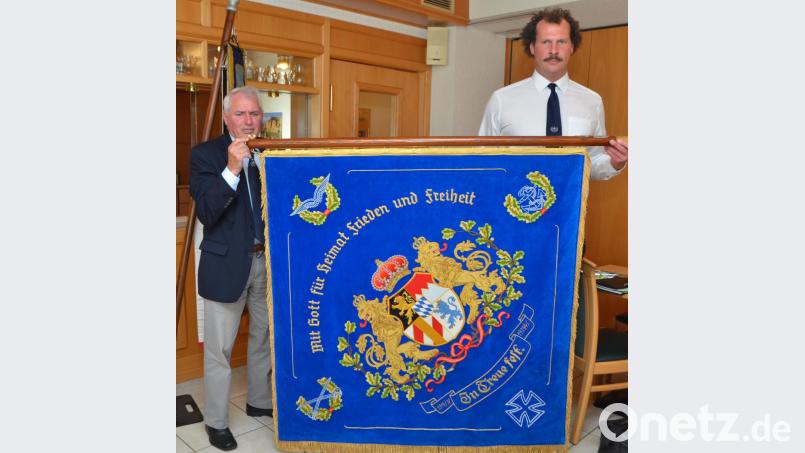 Die Vereinsfahne, die im Jahr 1982 beim 100-jährigen Jubiläum des Krieger- und Soldatenvereins geweiht wurde, ließen die Mitglieder restaurieren und präsentierten sie nun in ganzer Pracht. Bild: dob