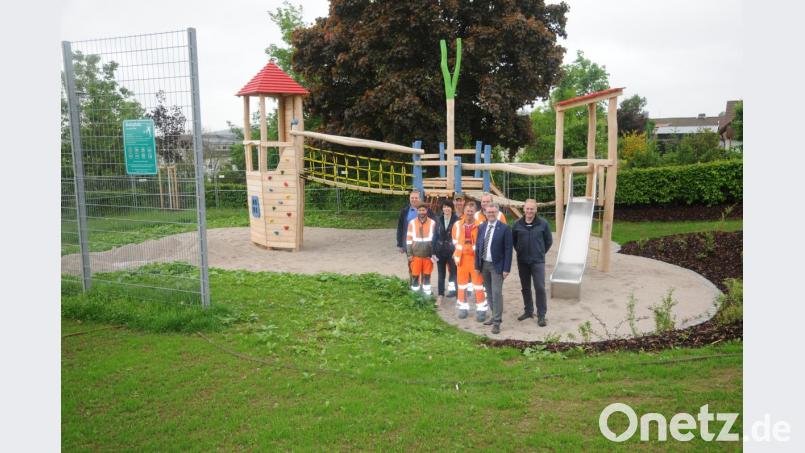 Die Planungs- und Ausführungsmannschaft der Stadt zeigte sich stolz auf den neuen Platz in der August-Bebel-Straße. Er öffnet erst, wenn die Pflanzen angewachsen sind – voraussichtlich bis Ende des Schuljahres. Bild: ge