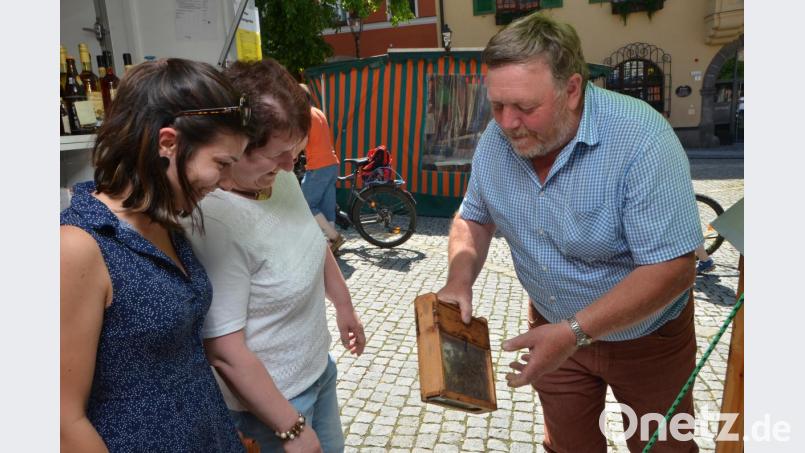 Imker Siegfried Maier leistet wertvolle Aufklärungsarbeit bei den Kunden. Bild: dob