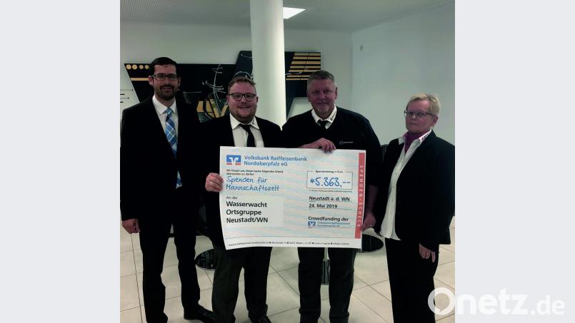 Gerhard Röbl, Regionalmarktleiter Neustadt, Alexander Schuller, Technischer Leiter des Wasserwacht Ortsvereins, Wolfgang Siebert, und Edeltraut Sperber, stellvertretende Geschäftsführerin im Kreisverband Weiden und Neustadt /WN, freuen sich über 5363 Euro. Bild: adj