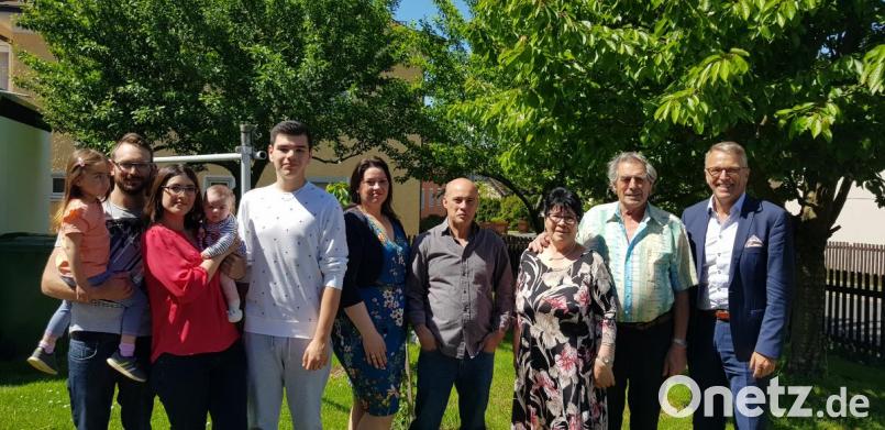 Bürgermeister Franz Stahl (rechts) überbrachte Jose Besteiro y Rodriguez (Zweiter von rechts) und Solicita Gomez y Vazquez (Dritte von rechts) Glückwünsche zur Goldenen Hochzeit. Mit im Bild die Familie der Jubilare. Bild: jss