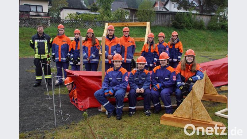 Jugendwart Tobias Süß (links) und seine Schützlinge der Jugendfeuerwehr Schönsee freuen sich über die Hindernisse, die mit einer Spende finanziert werden konnten. Bild: mmj