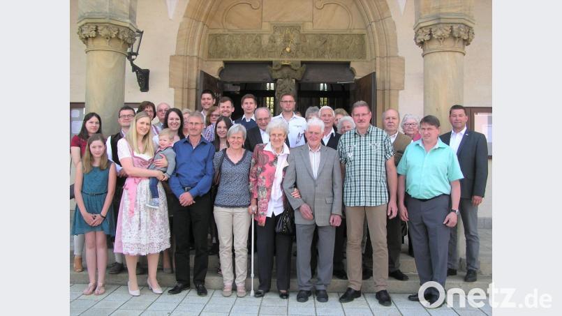 Die Ehejubilare Rita und Johann Janker freuen sich mit Verwandten und Bekannten sowie mit Pater Reinhold Schmitt und Bürgermeister Rainer Rewitzer über die Glückwünsche zur diamantenen Hochzeit. Bild: tu