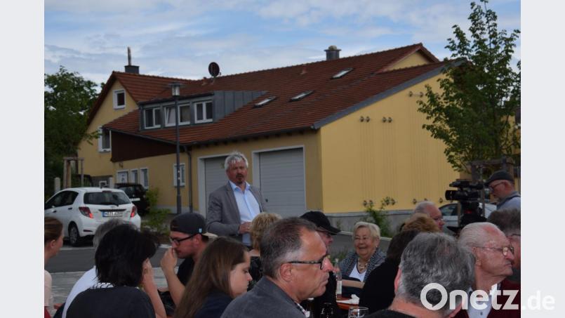 Geschäftsführer Michael Steiner (stehend) begrüßt die Gäste und freut sich, dass so viele der Einladung gefolgt sind. Bild: fla