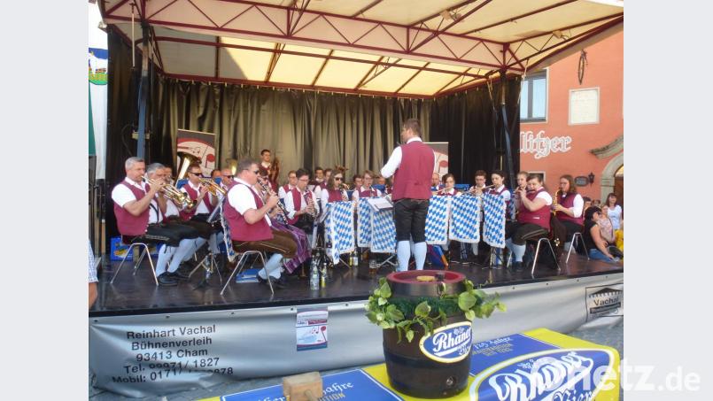 Kein Marktfest ohne Stadtkapelle: Auch heuer sorgten die Musikanten aus Neunburg wieder für den &quot;guten Ton&quot;. Bild: mad