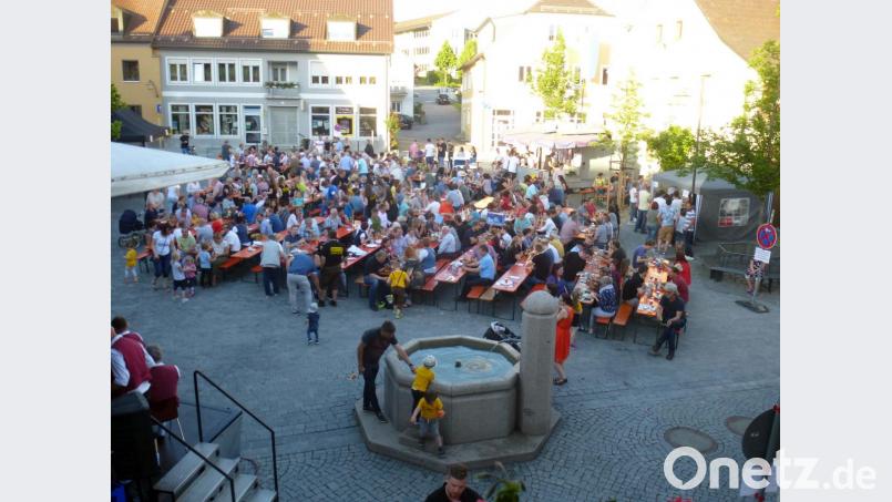 Feierstimmung in der &quot;guten Stube&quot; der Marktgemeinde: Die Plätze auf dem Marktplatz waren am Samstag schnell gefüllt. Bild: mad