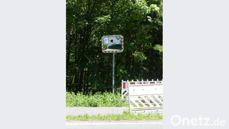 Schon wieder ist der Verkehrsspiegel kaputt: Er ist das ständige Ziel von Steinewerfern. Für die Stadt werden die Sachbeschädigungen teuer. Bild: rn