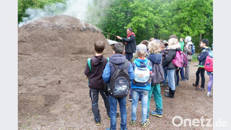 Köhler Klaus Scheibl und die Ebermannsdorfer Schulkinder. Bild: Ulrike Erlbacher
