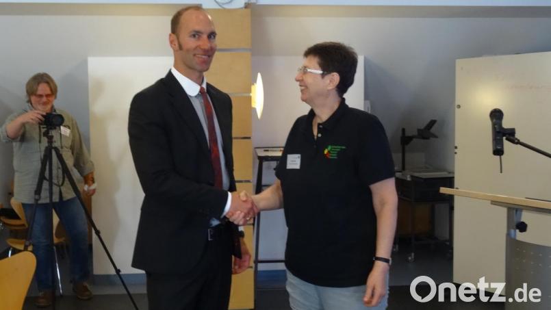 Maria Boßle, Leiterin der Selbsthilfegruppe Chronischer Schmerz, dankte dem Referenten aus Weiden. Bild: hka