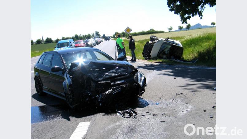 Die Fahrer der beiden Autos ziehen sich so schwere Verletzungen zu, dass sie mit dem Hubschrauber in Krankenhäuser geflogen werden müssen. Bild: bkr
