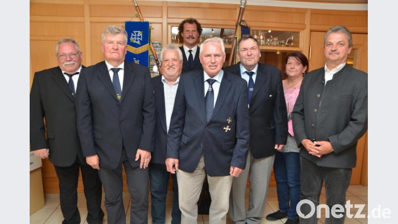Günter Schober (Zweiter von links) führt nun den Soldatenverein. Richard Meier (Vierter von rechts) übernimmt als Stellvertreter. Kreisvorsitzender Richard Berger (links) und Bürgermeister Andreas Wutzlhofer (rechts) zeigen sich über den Fortbestand sehr froh. Bild: dob