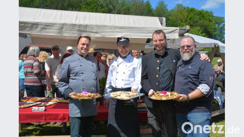 Im Naabtaldorf präsentierten die Wirte der Vereinigung &quot;Gastliches Nabburg&quot; feine Köstlichkeiten zum Probieren. Die Wirte Stefan Sauerer, Max Meier, Stefan Bergmann und Jörg Podlesny verwöhnten die vielen Besucher mit Häppchen. Bild: eya