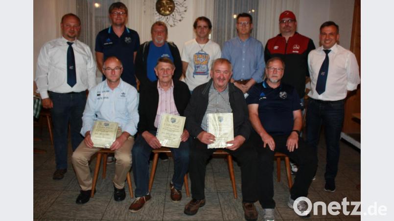 Treue Mitglieder des SV Schönkirch wurden bei der Jahresversammlung geehrt (vorne von links): Lorenz Schön (40 Jahre), Oskar Gleißner (50), Gregor Ziegler (50) und Wolfgang Schön (40) sowie (hinten von links) 2. Vorsitzender Lothar Gleißner, Helmut Mayer (600 Spiele), Lothar Strickner (40), Claus Meingast (25J), Rainer Pöll (40), Udo Wipauer (25) und Vorsitzender Toni Härtl. Bild: lk