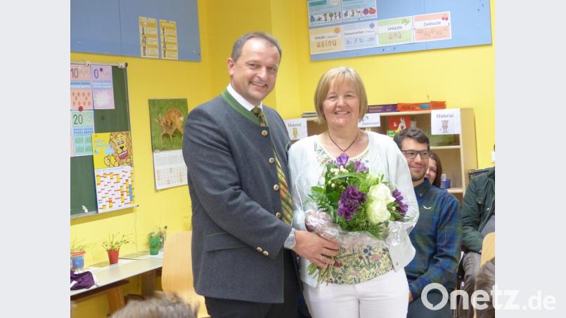 Der Dienstherr Bürgermeister Anton Kappl überreicht neben dem Dank an Martha Härtl Blumen Bild: sl