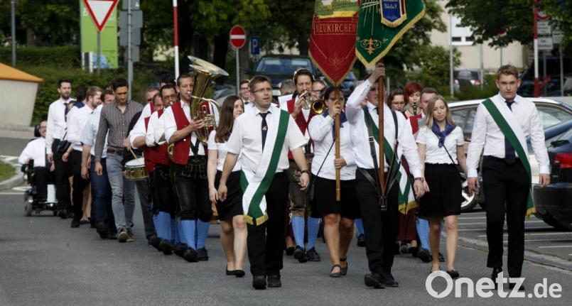 Die Mitglieder des Burschenvereins Neukirchen zogen mit Musik und Fahnen zum Landratsamt und baten Landrat Thomas Ebeling und Oberbürgermeister Andreas Feller um die Übernahme der Schirmherrschaft für das 110-jährige Jubiläum. Bild: Hirsch