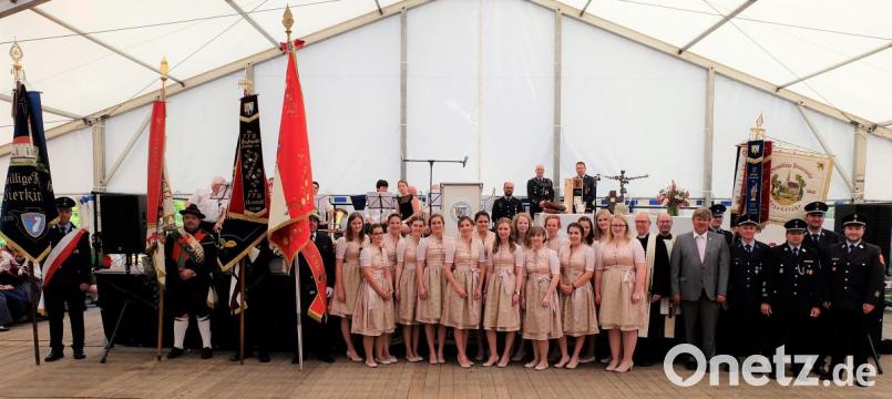 Der Hauptakt des 150 jährigen FFW Jubiläums ist vollbracht. Feuerwehrspitzen, Bürgermeister und Pfarrer mit den Feuerwehrfestdamen und den Fahnenträgern aus Südtirol, Grafenwöhr und Vierkirchen. Bild: wlr