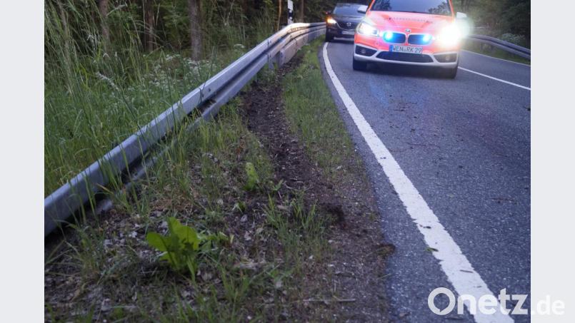 Der Motorradfahrer gerät aufs Bankett und schlittert offenbar an der Leitplanke entlang. Bild: arw