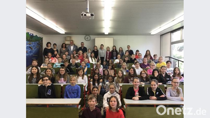 Alle beteiligten Schüler aus den 5. und 6. Klassen trafen sich mit den Verantwortlichen vom Bund Naturschutz und Schulleiter Stefan Niedermeier im Biologiesaal. Bild: exb